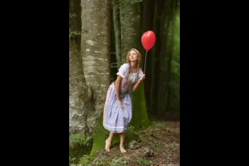 Девушка с косичками в лесу