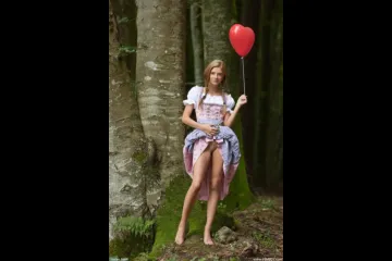 Девушка с косичками в лесу