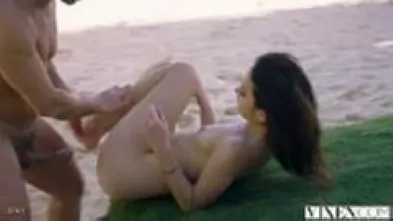 Милашка занимается сексом с лысым красавчиком на пляже