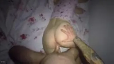 18-летняя сестра крепко спит, пока её ебет сводный брат